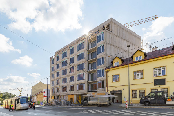 Osazování oken a práce na zateplení fasády 