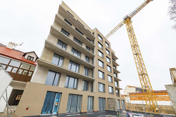 Výstavba projektu pokračuje podle plánu. Fasáda je téměř dokončena a všechna okna jsou již osazena, takže budova postupně získává svou finální podobu.