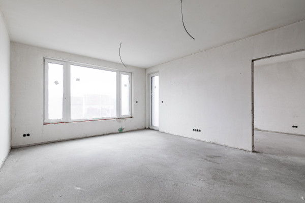 Práce na interiérech bytů jsou nyní v plném proudu. Ve všech jednotkách jsou již dokončeny omítky a podlahy a postupně se přechází do další fáze dokon